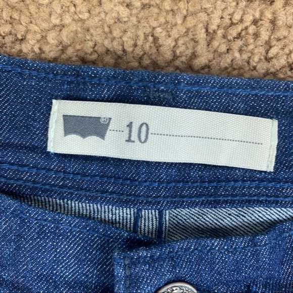 Levi’s Medium Wash Bermuda Shorts - Picture 5 of 8